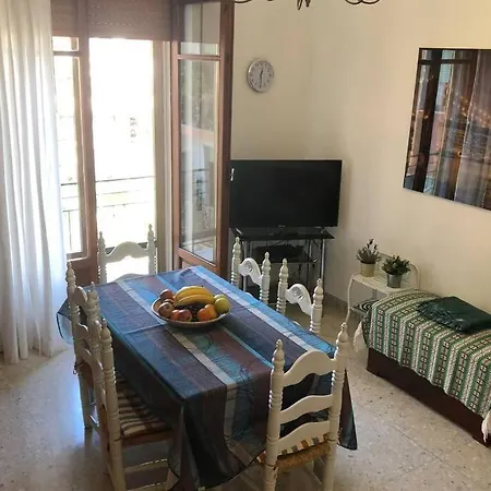 Casa In Centro Tre Minuti A Piedi Dal Lungomare. Apartmán *