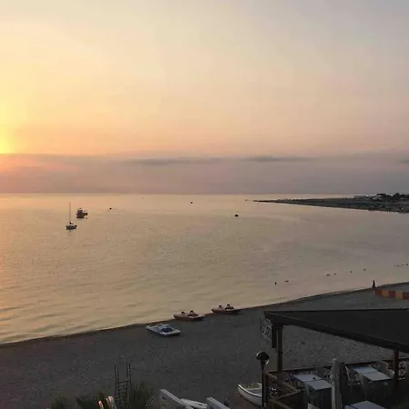 Casa In Centro Tre Minuti A Piedi Dal Lungomare. Apartmán *