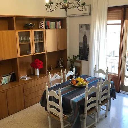 Casa In Centro Tre Minuti A Piedi Dal Lungomare. Apartmán *