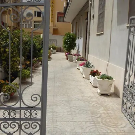 Casa In Centro Tre Minuti A Piedi Dal Lungomare. Apartmán